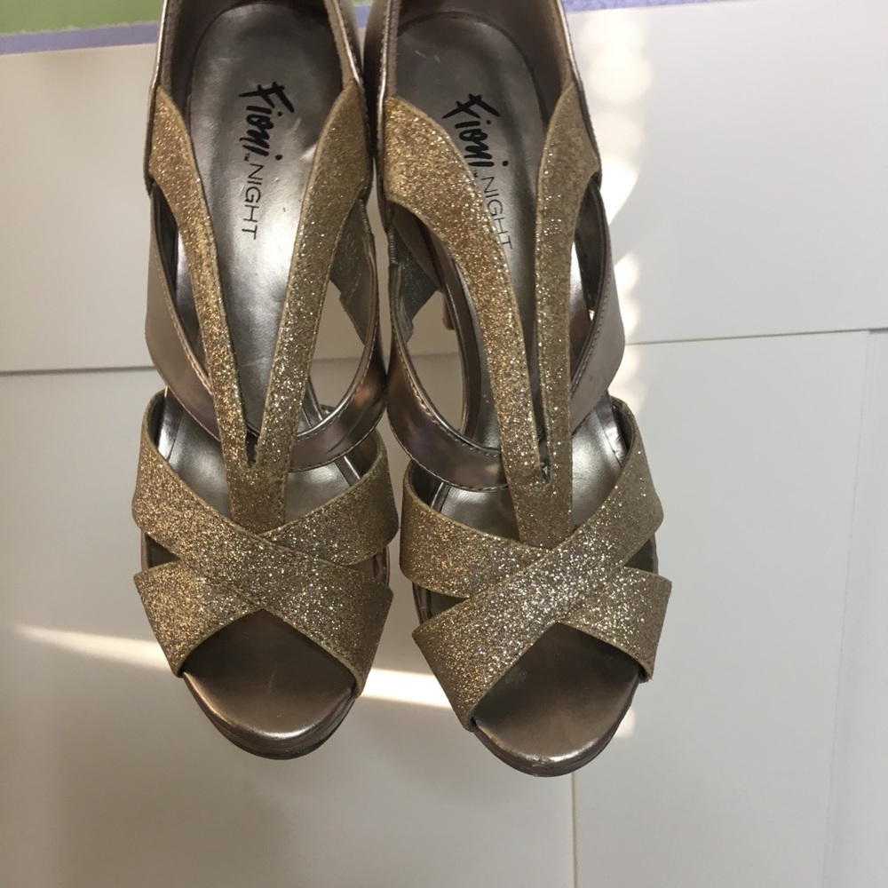 Fioni Night gold pumps